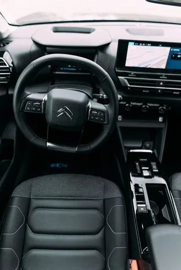 Vista del volante y cuadro de instrumentos del Citroën C4 X.