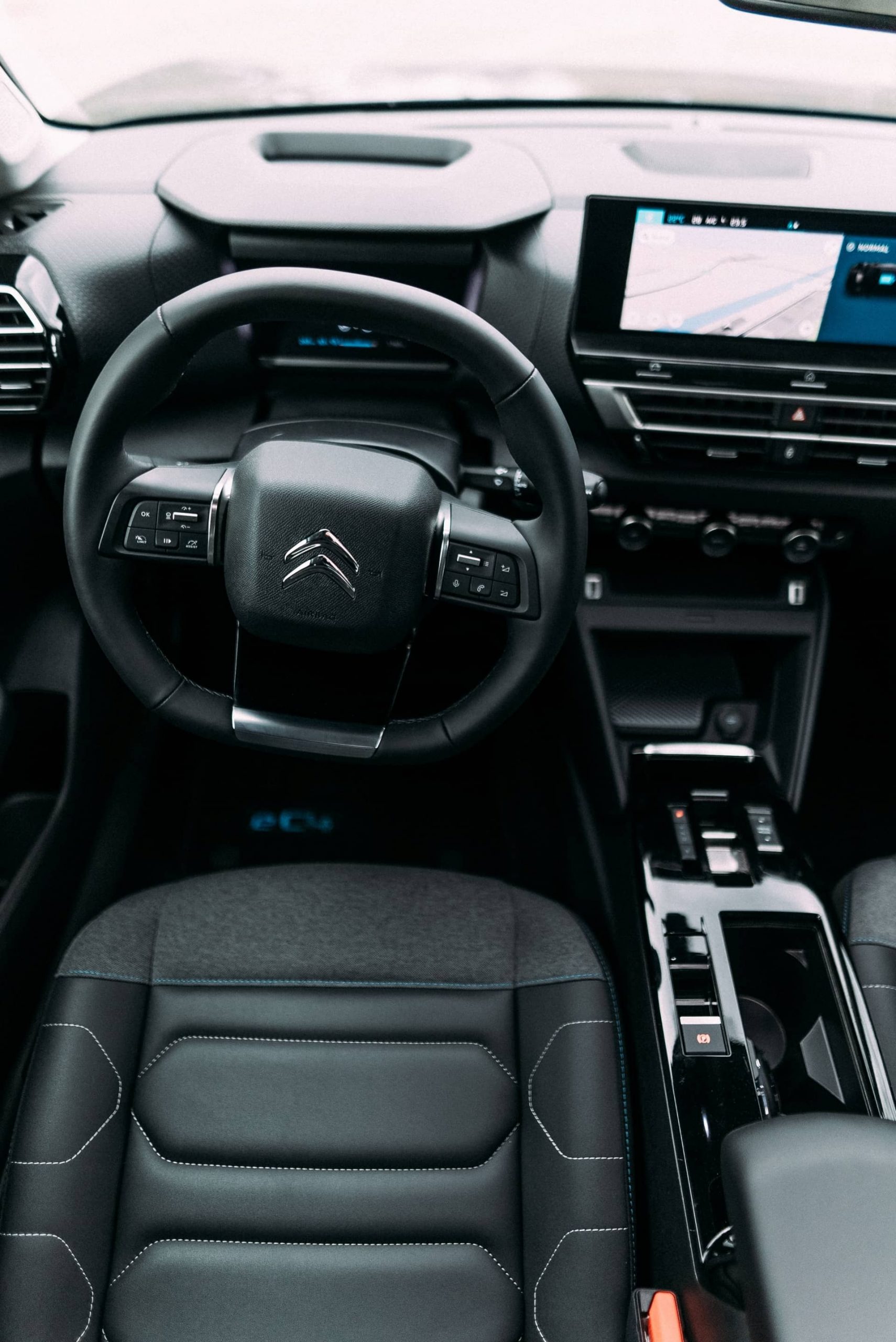 Vista del volante y cuadro de instrumentos del Citroën C4 X.