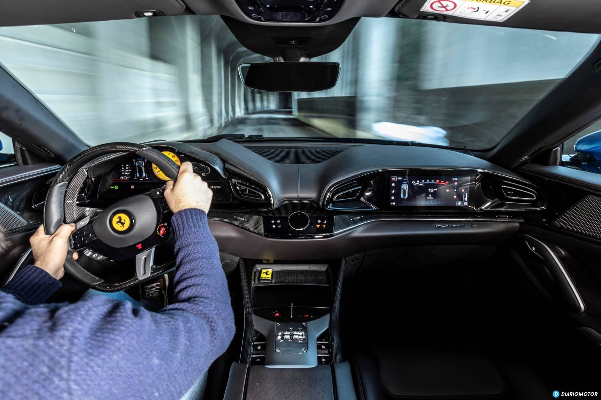 Vista del volante y pantalla central del Ferrari Purosangue, detalles de alta tecnología.