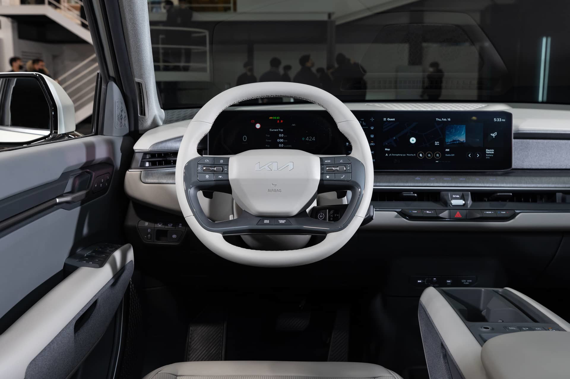 Volante y panel de instrumentos digitales del KIA EV9, con diseño minimalista.