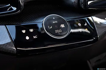 Visión cercana del volante del Ferrari Purosangue con logotipo.