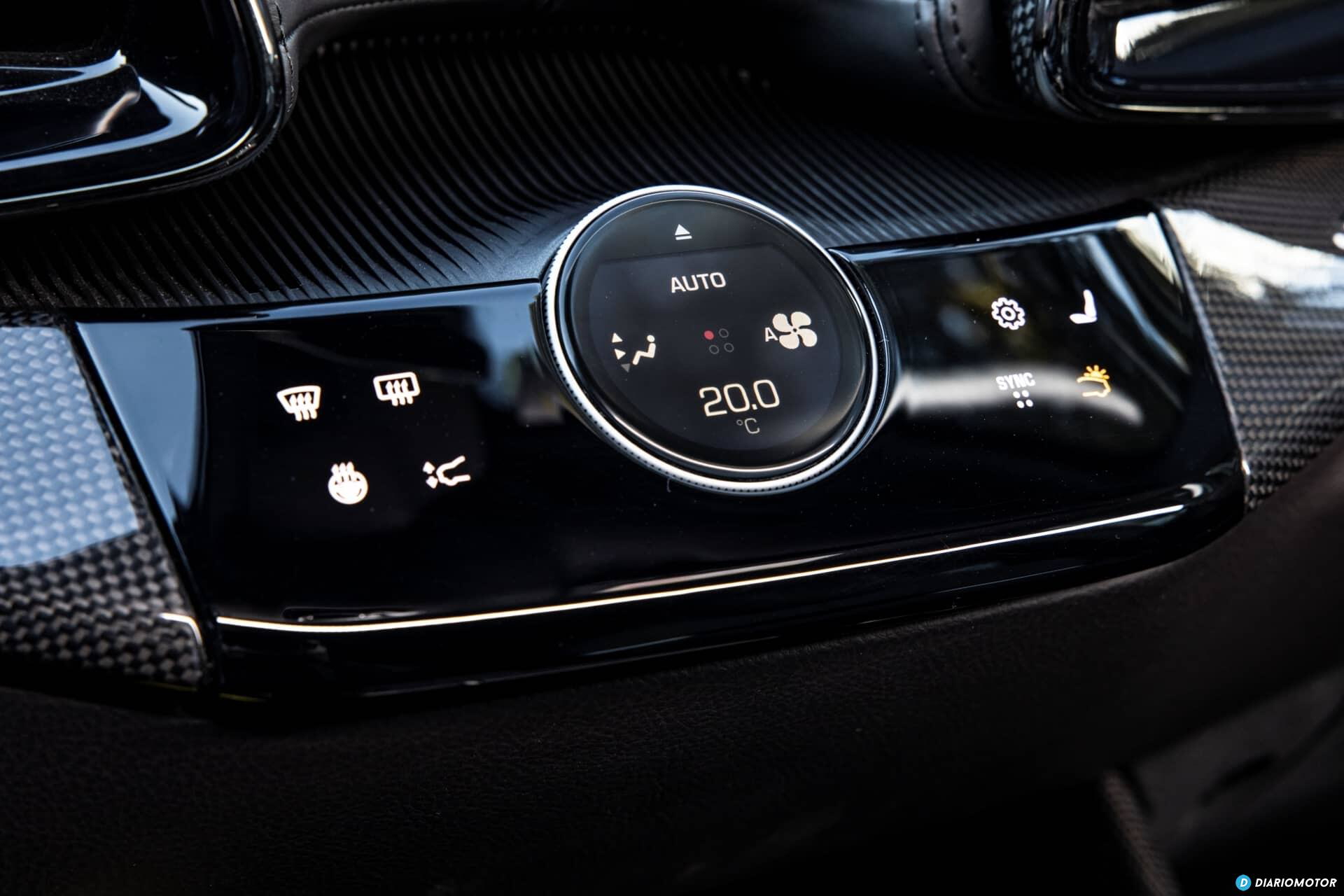 Visión cercana del volante del Ferrari Purosangue con logotipo.