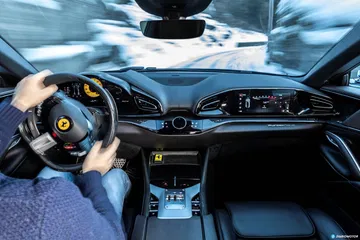 Vista del volante y stitching detallado del Ferrari Purosangue.