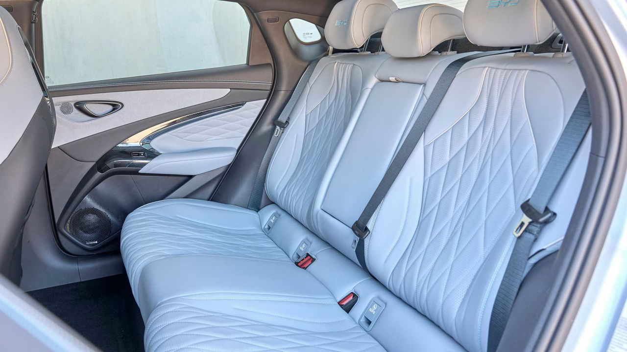 Vista lateral de los asientos de piel del BYD Seal, mostrando acabados y ergonomía.