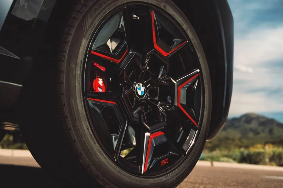 bmw-xm-label-red-2024-13-64369555cd6fe-950x633.webp