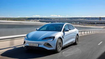 Vista lateral del BYD Seal destacando su diseño aerodinámico y líneas modernas.