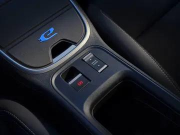 Vista cercana de los controles en la consola central del Jeep Avenger