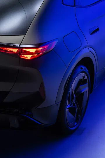 Vista trasera y lateral del CUPRA Tavascan, mostrando su diseño dinámico.