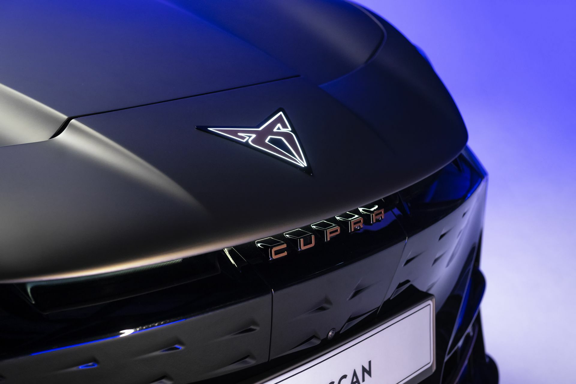 Vista frontal destacando el logo CUPRA en relieve y faros LED.