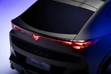 Imagen trasera del CUPRA Tavascan, destacando las líneas de diseño y luces LED.