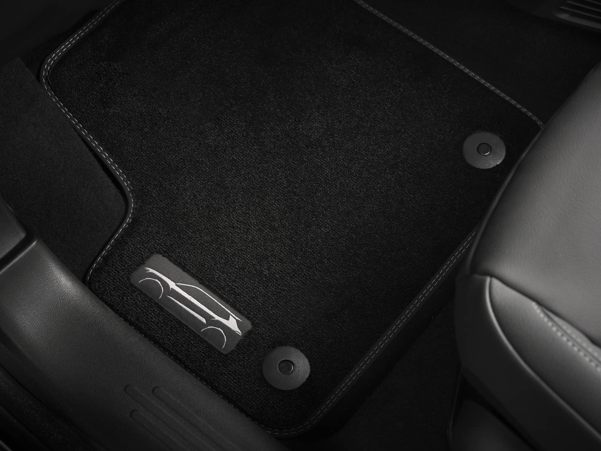 Vista del eficiente cargador inalámbrico del Jeep Avenger.