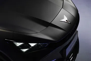 Primer plano del faro con luces LED distintivas del CUPRA Tavascan