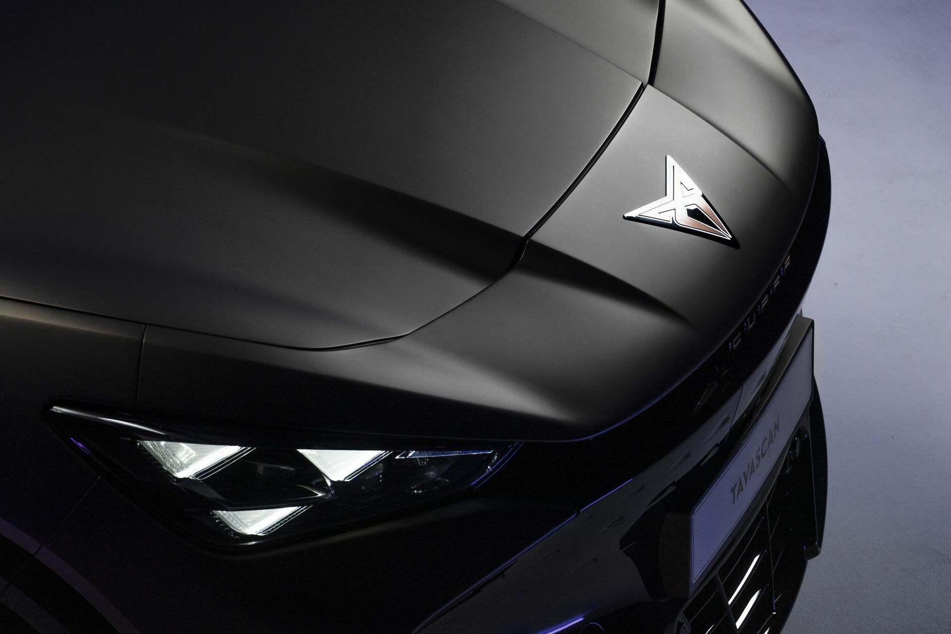 Primer plano del faro con luces LED distintivas del CUPRA Tavascan
