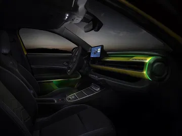 Vista nocturna del interior del Jeep Avenger, enfocando detalles lumínicos.