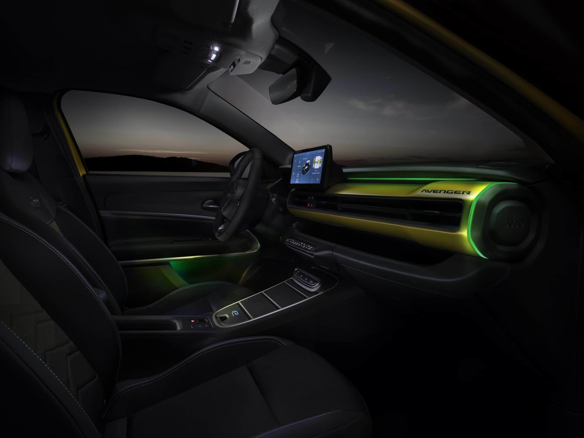 Vista nocturna del interior del Jeep Avenger, enfocando detalles lumínicos.