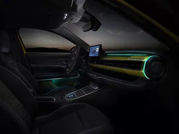 Vista de la iluminación ambiental y texturas de los asientos del Jeep Avenger.