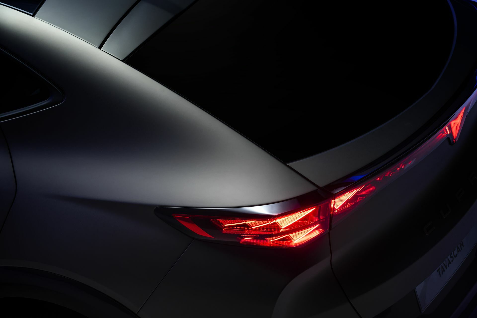 Juego de luces LED traseras con diseño característico de CUPRA.