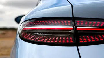 Vista cercana de las luces traseras LED del BYD Seal.
