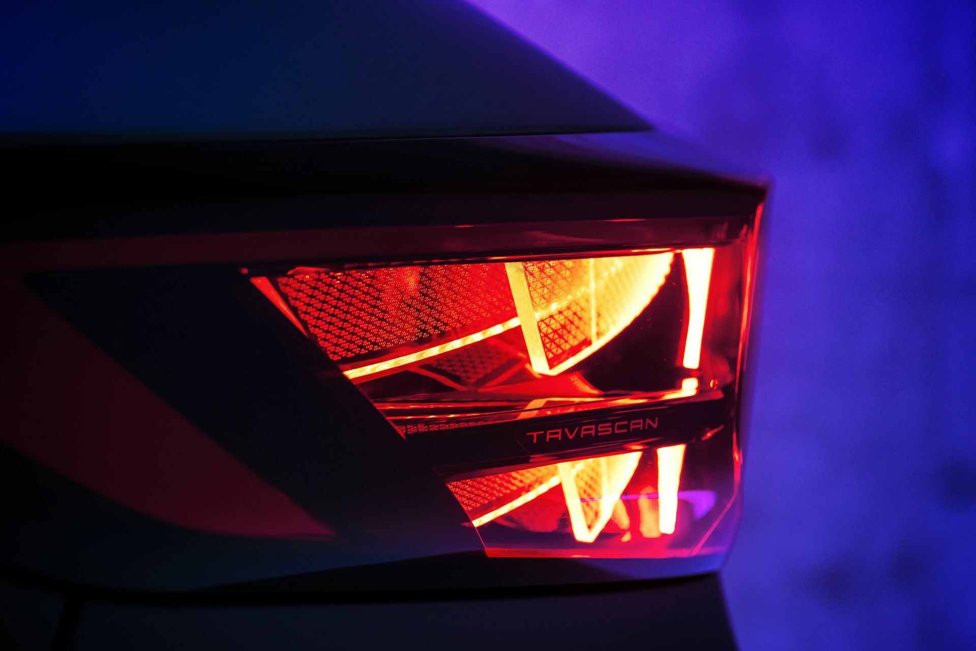 Detalle de las luces traseras del CUPRA Tavascan con diseño en forma de X.