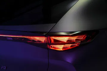 Vista en detalle de la luz trasera del CUPRA Tavascan, destacando su diseño futurista.
