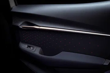 Vista de la luz trasera LED del CUPRA Tavascan, diseño exclusivo.
