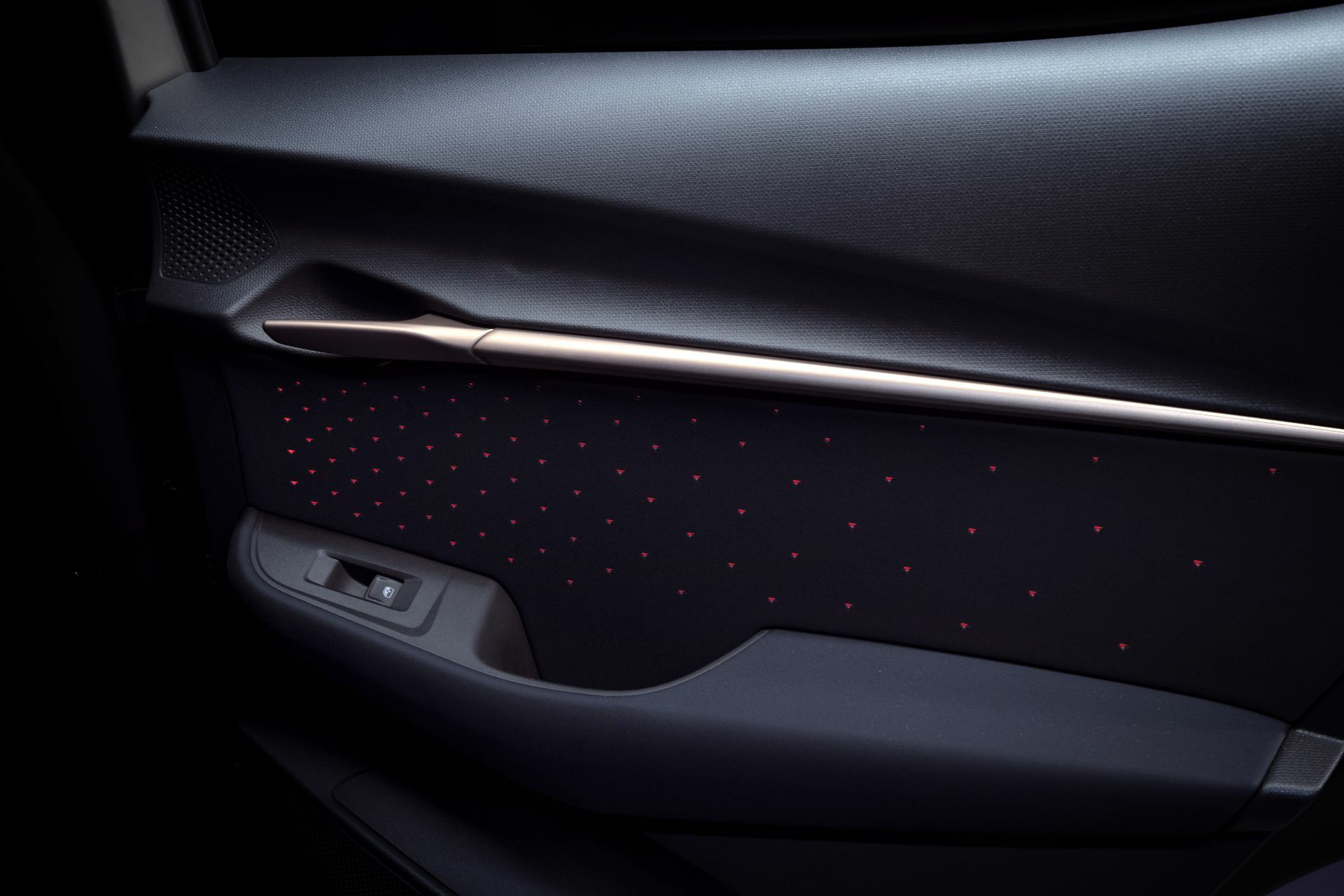 Vista de la luz trasera LED del CUPRA Tavascan, diseño exclusivo.