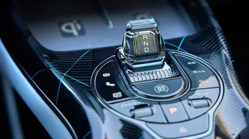 Vista cercana de la palanca de cambios del BYD Seal, con acabados de alta calidad.