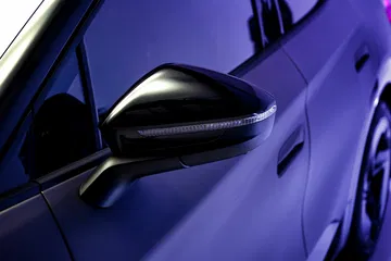 Retrovisor con diseño aerodinámico y acabado premium.