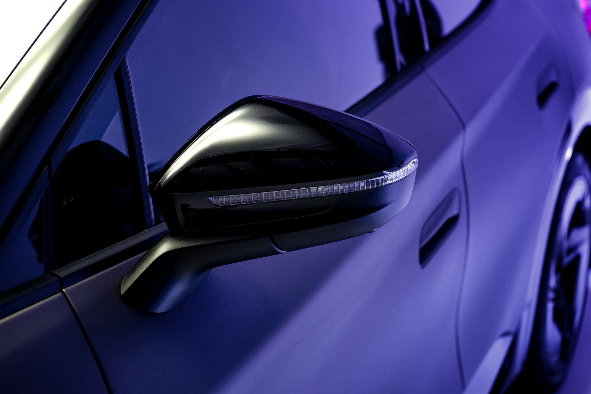 Retrovisor con diseño aerodinámico y acabado premium.