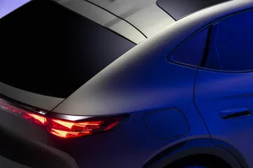 Visión cercana de la luz trasera del CUPRA Tavascan, mostrando su diseño distintivo.