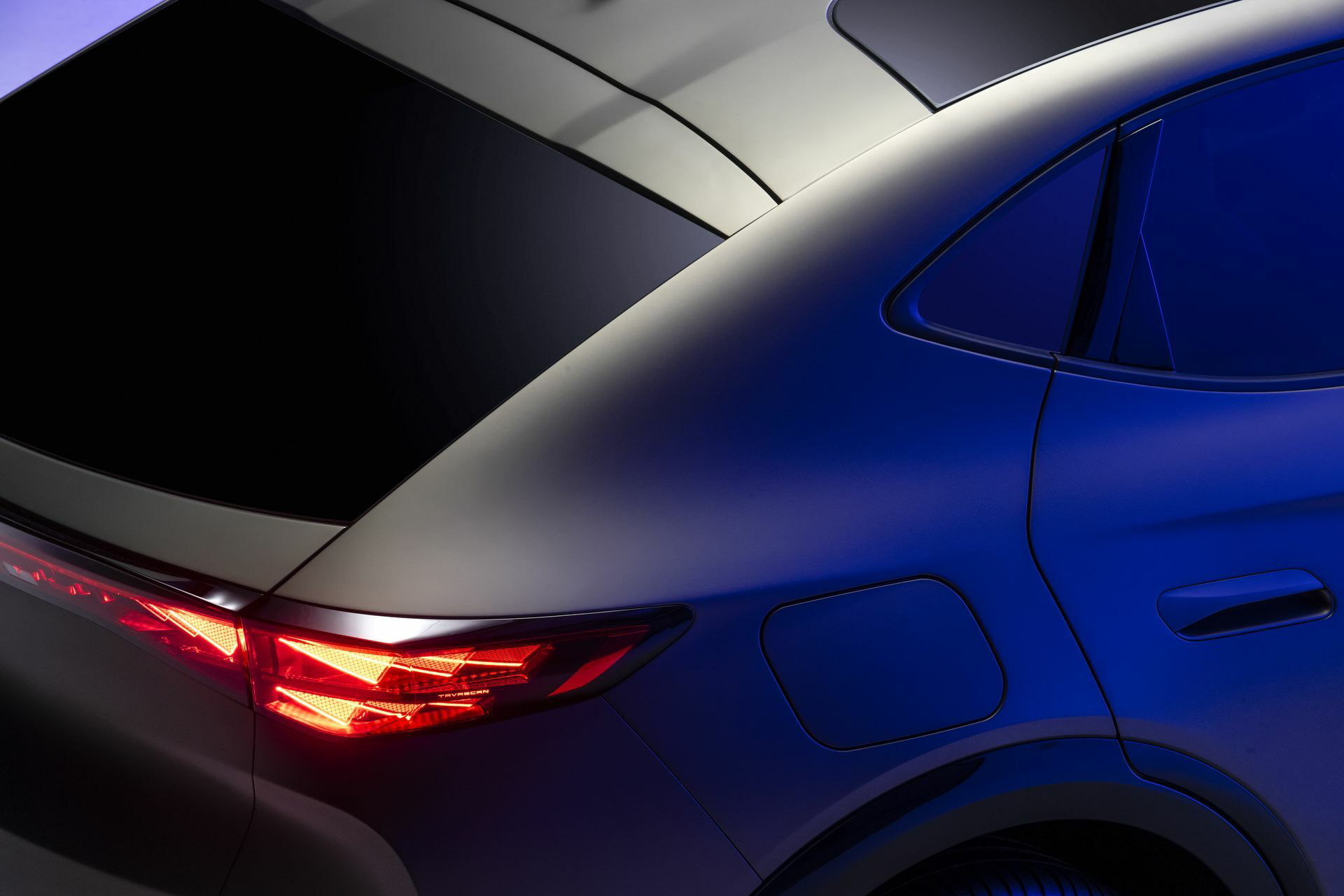 Visión cercana de la luz trasera del CUPRA Tavascan, mostrando su diseño distintivo.