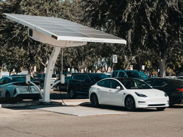 estacion-de-carga-solar-para-coches-electricos-6449c92b42fe3-750x563.webp