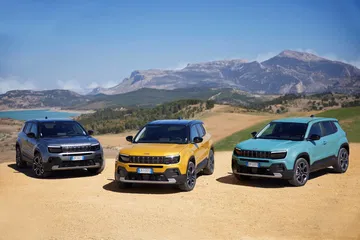 Tres Jeep Avenger mostrando la variedad de colores y diseño frontal. Tres Jeep Avenger mostrando la variedad de colores y diseño frontal.