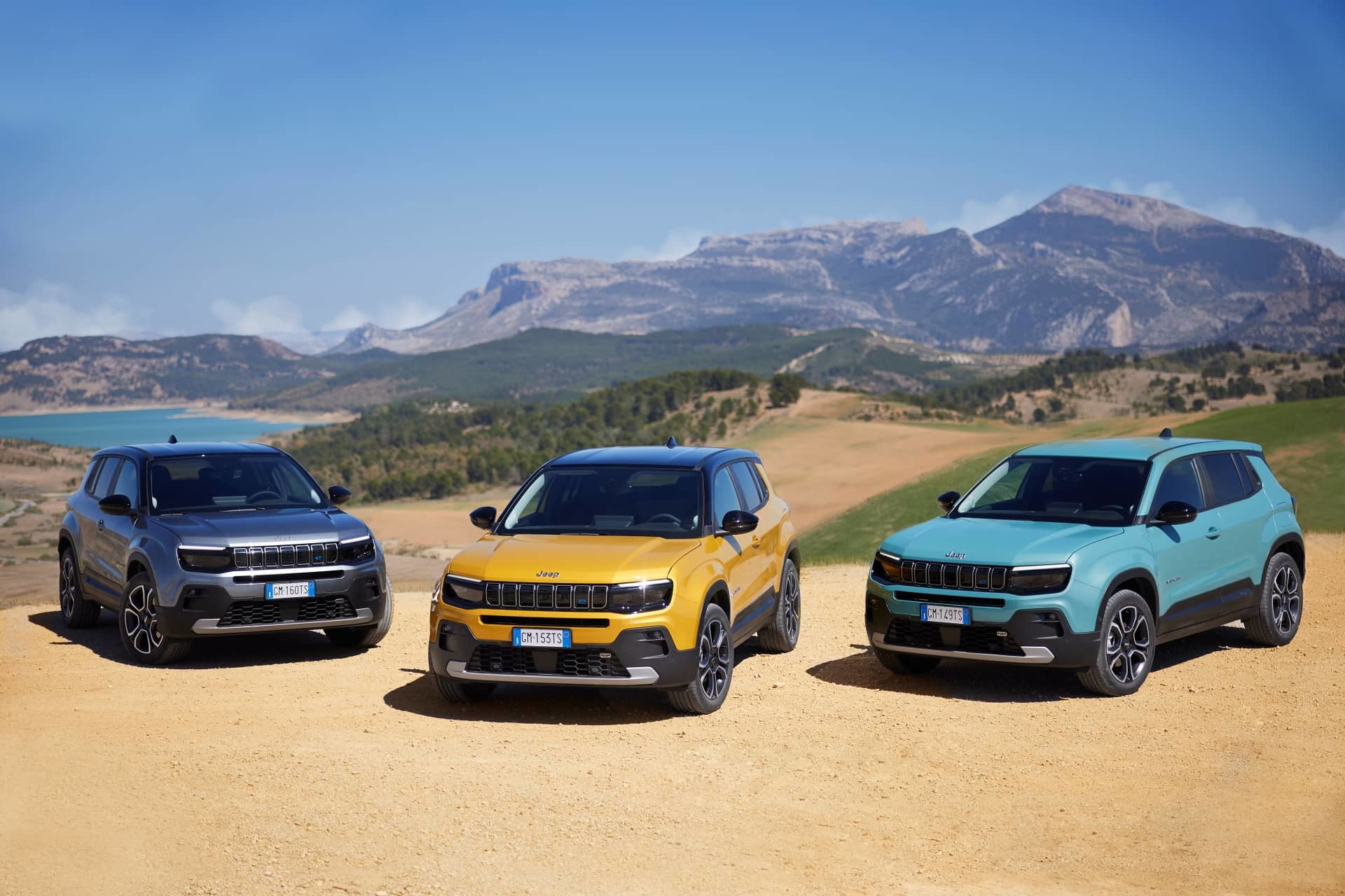 Tres Jeep Avenger mostrando la variedad de colores y diseño frontal.