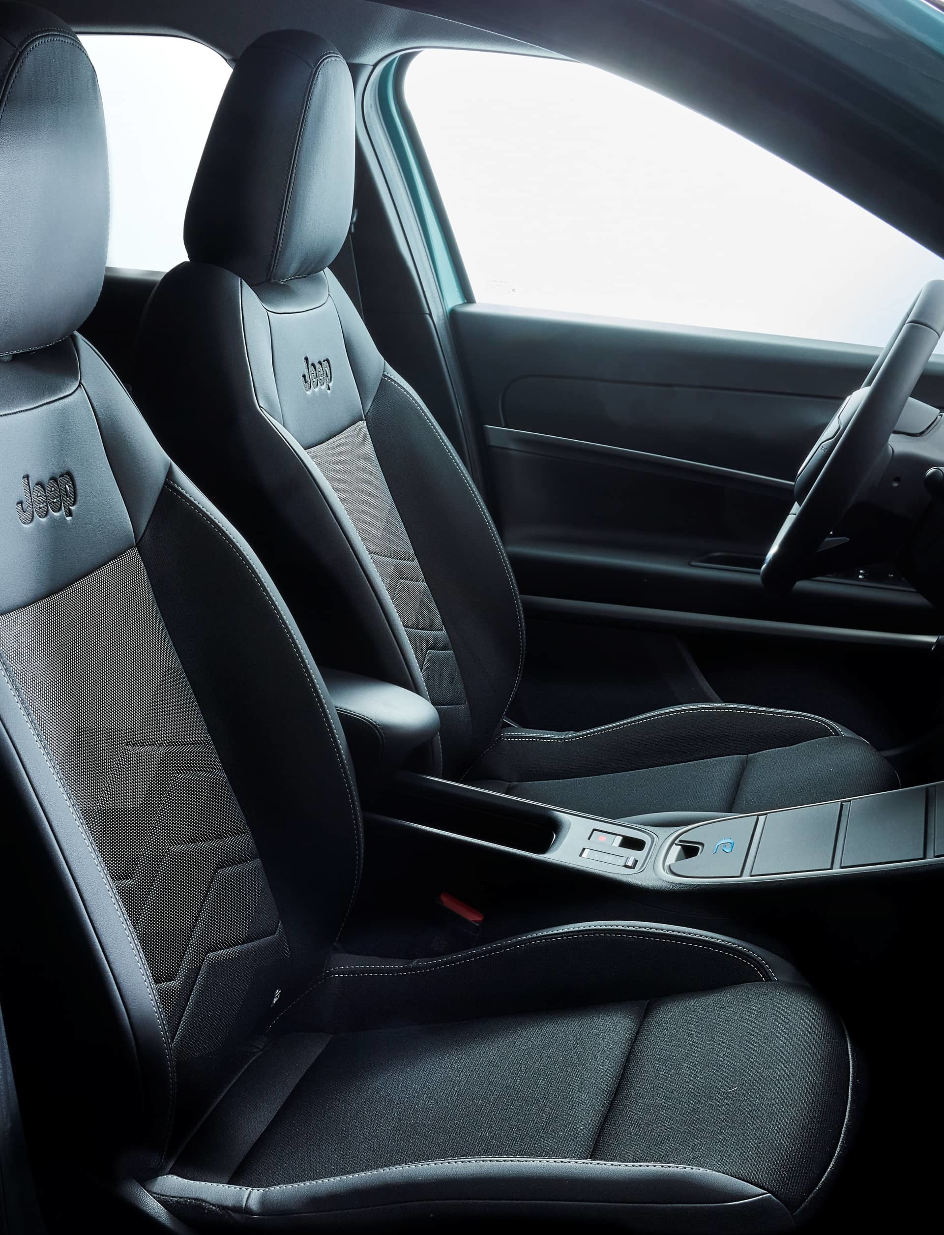 Vista de los asientos de cuero con costuras destacadas del Jeep Avenger.