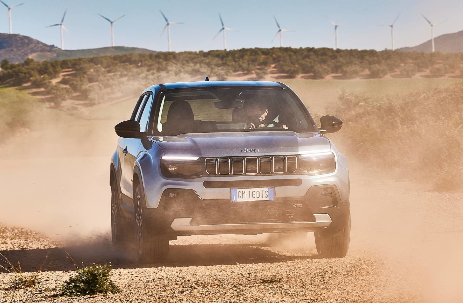 Vista dinámica del Jeep Avenger, resaltando su capacidad todo terreno.