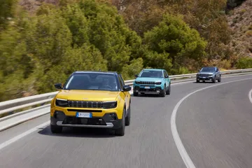 Vista dinámica del Jeep Avenger en carretera, destacando su frente robusto.