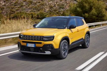 Jeep Avenger en movimiento destacando su diseño frontal y lateral.