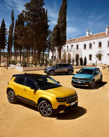 Vista diagonal frontal del Jeep Avenger en contexto urbano