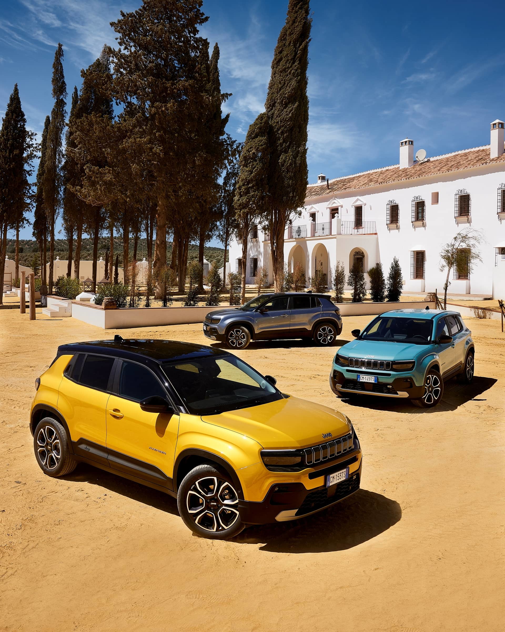 Vista diagonal frontal del Jeep Avenger en contexto urbano