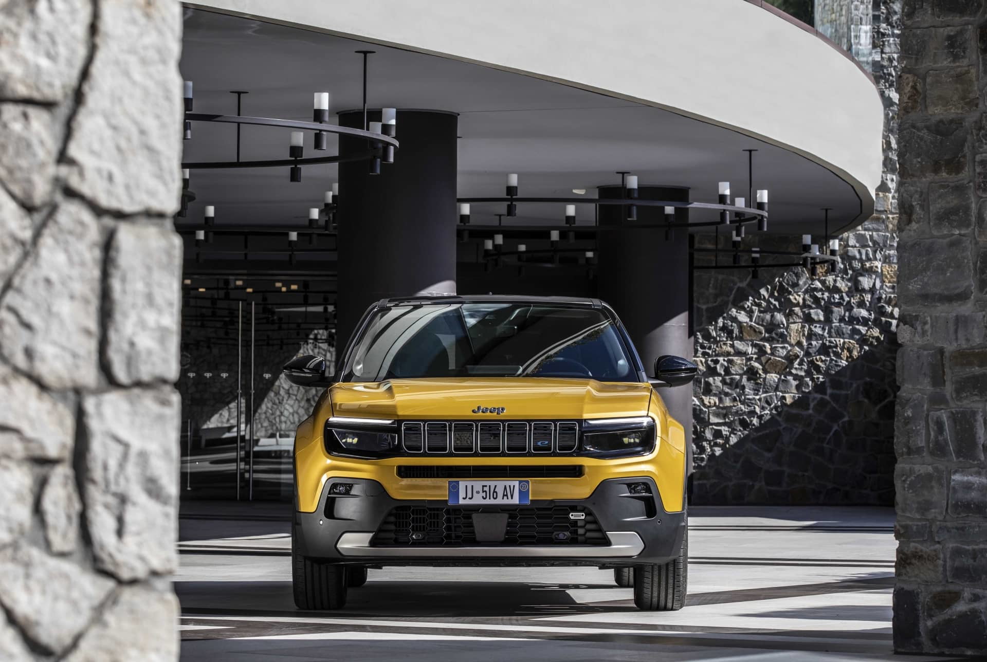 Vista dinámica del Jeep Avenger, destacando su frontal robusto y líneas laterales.