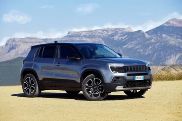 Vista lateral del Jeep Avenger, resaltando su diseño robusto y líneas modernas.
