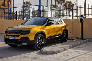 Vista lateral del Jeep Avenger destacando su línea dinámica y robusta.