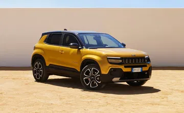 Vista lateral del Jeep Avenger mostrando su diseño robusto y moderno.