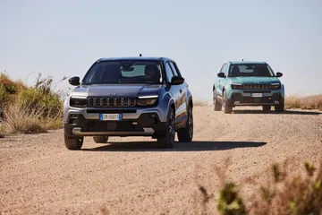Jeep Avenger mostrando su capacidad en terreno desértico