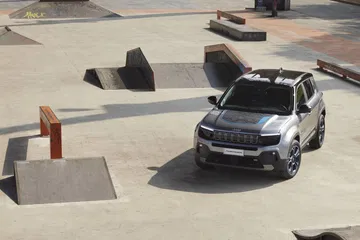 Imágen dinámica del Jeep Avenger resaltando su diseño frontal y lateral.