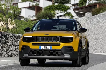 Vista frontal del Jeep Avenger destacando su robusta parrilla y ópticas.