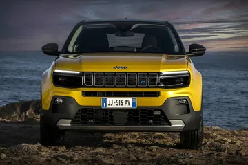 Vista frontal del Jeep Avenger destacando su robusta parrilla.