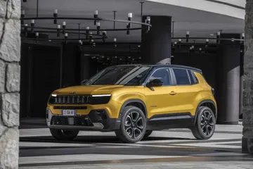 Jeep Avenger mostrando su perfil lateral robusto y dinámico.