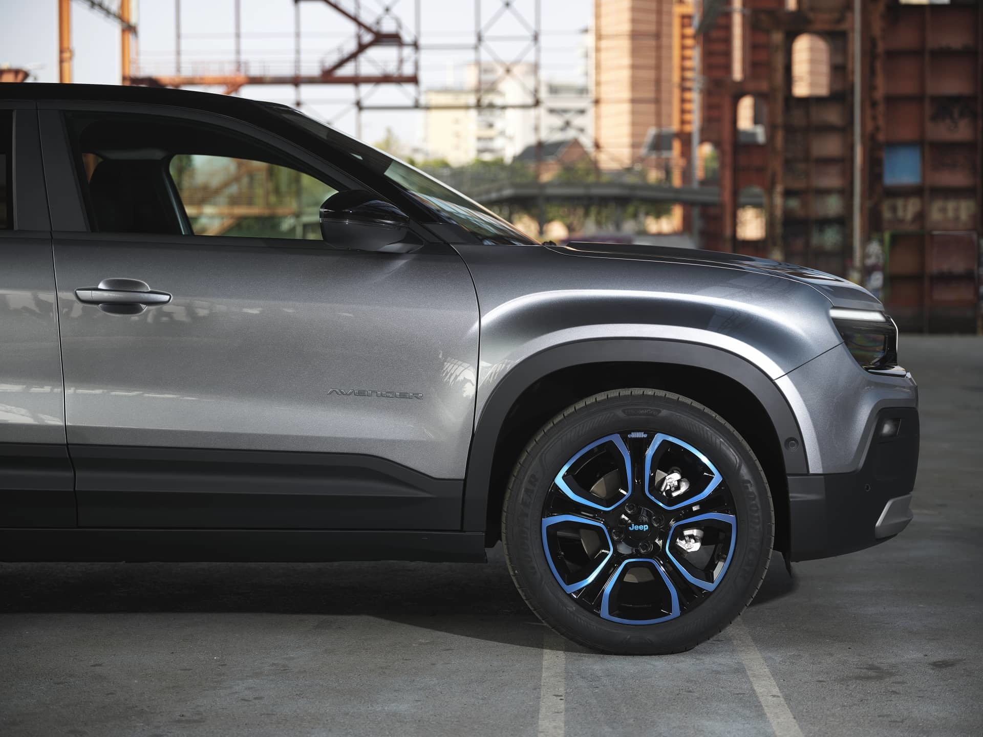 Vista lateral del Jeep Avenger destacando su robustez y diseño moderno